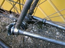 Идея приводов без цепи появилась в конце XIX века.  Первые устройства разработали в 1890 году одновременно США и  Великобритания. Американская компания Pope Manufacturing Company, выкупила права на разработку  устройства.
Вскоре и  французские разработчики выпустили первый велосипед без цепи, которые вскоре стали производить массово.