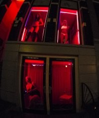 Витрины квартал красных фонарей в Амстердаме
Фото 6/10