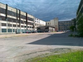 В 1924 году, в Риге, Балтийско-индийской компанией был основан завод резиновых изделий "Квадрат". После войны завод переименовали в "Красный Квадрат". Производил разнообразную продукцию, в основном коврики и обувь. Сапоги были разных цветов и фасонов, хорошего качества. У меня имеются такие, купил в 1986 году, синие, нет никаких трещин и других дефектов. С развалом СССР завод пришел в упадок и закрылся. Сейчас там магазины и офисы.