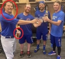 Кто держит бутылку? Вот этот!