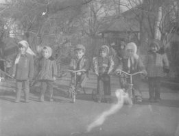 "А ты и моргнуть не успел, как года улетают!"
============
Да успел моргнуть... Вон уже младшего во второй класс отправлять будем 1 сентября.
А сам на фото на велике в детсаду во времена как раз расцвета застоя...