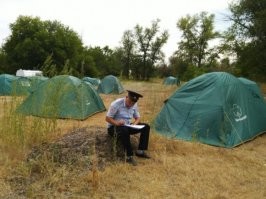 Министр природных ресурсов и экологии России Александр Козлов ответил на вопросы о строительстве новой современной трассы в Среднеахтубинском районе области. Комментарии излишни.

Стенограмма беседы.
Город Череповец Вологодской области, молодёжный форум "Экосистема"

"Ведущий: Вдогонку хочу задать региональный вопрос. Я сам из Волгоградской области, у нас есть Волго-Ахтубинская пойма. Через неё проходит дорога, но она постоянно загружена. Я ежедневно там еду на работу, стою в огромных пробках. И есть решение, как преодолеть этот транспортный вопрос - это построить мост, который идет прямо через лесной массив. Только по официальным данным более 8500 деревьев придется вырубить. Этот проект уже утвержден, но жители просят рассмотреть альтернативу. На ваш взгляд, какое будущее у этой ситуации и у Волго-Ахтубинской поймы?

Александр Козлов: Я планировал посетить это место, хотел облететь на вертолете, посмотреть сверху на место для планируемой дороги, но, к сожалению, командировка сорвалась. Мы обязательно посетим это место, и после этого будет высказана позиция. Но мы в любом случае будем поддерживать разумное решение. Для любого разумного решения есть определенный объем информации, которую нужно учитывать. Та информация, которую я получил, о том, что там 8500 столетних дубов. Честно скажу, где тот человек, который их считал? Мне не ответили. Сказали, что есть карты лесхозов, примерно берется лесистость, пересчитывается формула на формулу, примерно такая цифра. Это опять же методологический подсчет, не фактический. Мы все знаем, что на территории Волгограда были ожесточенные бои во время Великой Отечественной войны, там стояли войска, и была самая настоящая война. И там остались столетние дубы? Это просто для объективности..."
и т.д..
Эту ахинею несёт чиновник высокого ранга. Поколение ДЕБИЛОВ у власти.. Это типа - "Какие леса в Подмосковье? Там же война была. Вы что, не слышали про Московскую Битву?.."
Столетним дубам реально - кирдык.. Но ОНИ обещают высадить в течении 30(!) лет всё обратно..