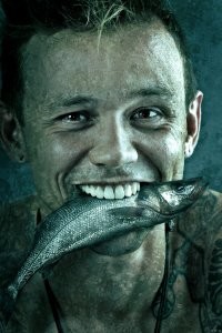 Дельфин бросил рыбу в туристку на берегу Черного моря