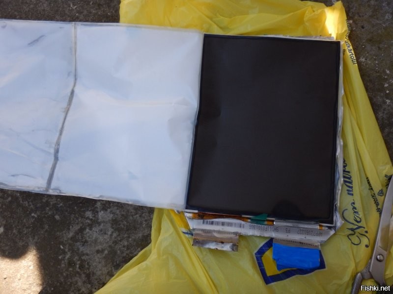 Есть разные литий-ионные батареи. Есть опасные версии с повышенным напряжением, они обычно и взрываются. Есть безопасные версии с пониженным напряжением. Их можно спокойно вскрыть, и ничего не будет. Я использую только безопасные версии.
Как-то раз разбирал вздувшийся аккумулятор.
Срезал одну стенку и стал разбирать - отгибать вбок сепаратор и удалять пластины. Пластины в шахматном порядке соединяются с выводами. Потом отдельно сфотил сами пластины, которые как фольга.