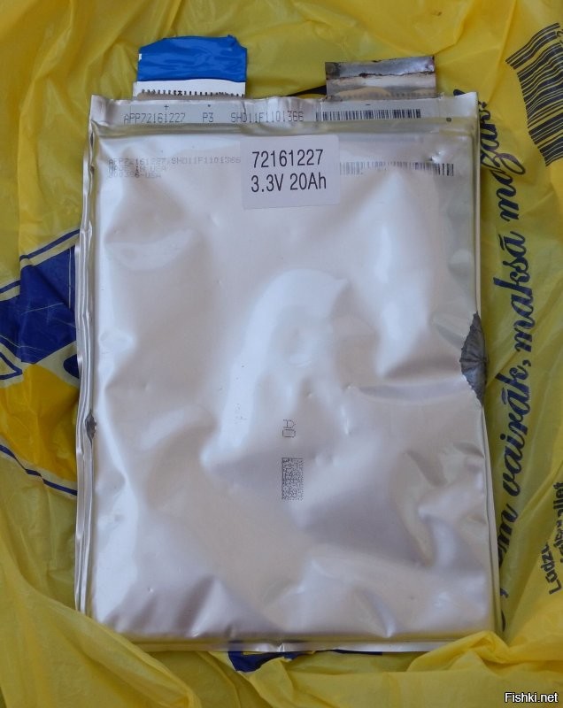 Есть разные литий-ионные батареи. Есть опасные версии с повышенным напряжением, они обычно и взрываются. Есть безопасные версии с пониженным напряжением. Их можно спокойно вскрыть, и ничего не будет. Я использую только безопасные версии.
Как-то раз разбирал вздувшийся аккумулятор.
Срезал одну стенку и стал разбирать - отгибать вбок сепаратор и удалять пластины. Пластины в шахматном порядке соединяются с выводами. Потом отдельно сфотил сами пластины, которые как фольга.