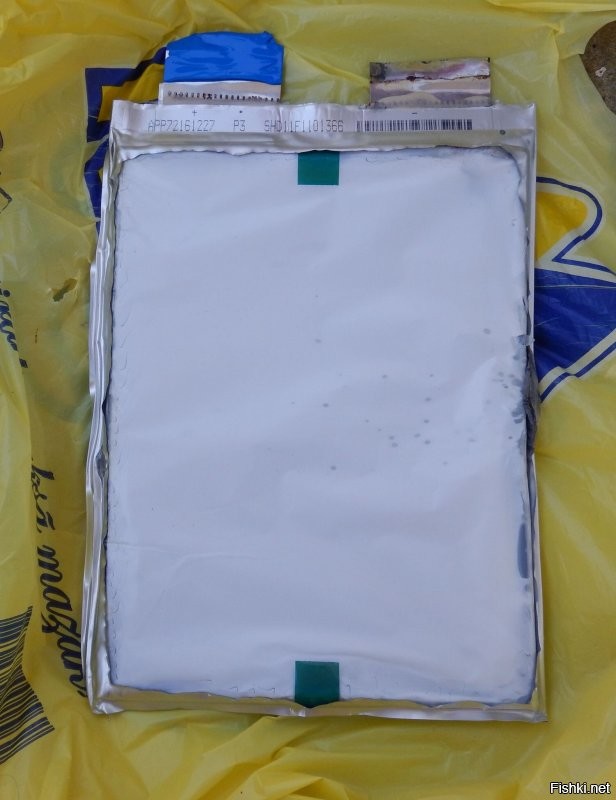 Есть разные литий-ионные батареи. Есть опасные версии с повышенным напряжением, они обычно и взрываются. Есть безопасные версии с пониженным напряжением. Их можно спокойно вскрыть, и ничего не будет. Я использую только безопасные версии.
Как-то раз разбирал вздувшийся аккумулятор.
Срезал одну стенку и стал разбирать - отгибать вбок сепаратор и удалять пластины. Пластины в шахматном порядке соединяются с выводами. Потом отдельно сфотил сами пластины, которые как фольга.