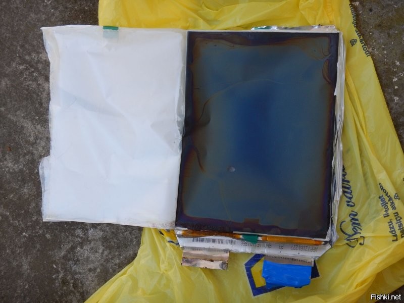 Есть разные литий-ионные батареи. Есть опасные версии с повышенным напряжением, они обычно и взрываются. Есть безопасные версии с пониженным напряжением. Их можно спокойно вскрыть, и ничего не будет. Я использую только безопасные версии.
Как-то раз разбирал вздувшийся аккумулятор.
Срезал одну стенку и стал разбирать - отгибать вбок сепаратор и удалять пластины. Пластины в шахматном порядке соединяются с выводами. Потом отдельно сфотил сами пластины, которые как фольга.