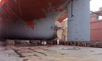 Кстати у афтора на фото не подводная лодка а судно, причем совсем небольшое. Вот для примера фото судна класса Panamax