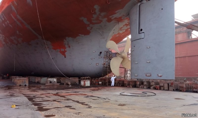 Кстати у афтора на фото не подводная лодка а судно, причем совсем небольшое. Вот для примера фото судна класса Panamax