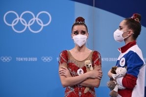 Люксембуржец плакал из-за отсутствия гимна, наши плачут от того что их подло засудили и они не получили 1 -го места. Вообще это позорище на весь мир когда слово Россию "разрешают" писать только "РОС", за место герба - символику олимпиады, за место флага - белый флаг "флаг капитуляции", а занявшему первое место за место гимна музон чайковского. Вот где надо плакать! Лучше бы никуда не ездили - стыдоба на весь мир.