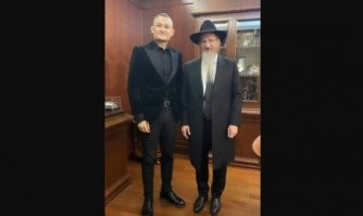 «Будешь на кухню за тарелками ездить»: Моргенштерн подарил подростку свою инвалидную коляску