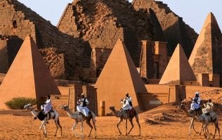 Пирамиды строили не только в Египте. И в Судане, к примеру, вполне себе размер и пропорции как на рисунках Средневековья.