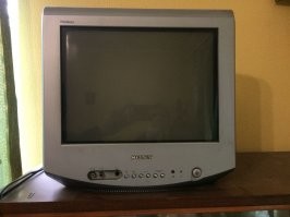 Купил такой в 2001 году. Как на фото(фото не мое). До сих пор стоит дома на холодильнике и работает. Яновости смотрю когда ем на кухне или жена что то готовит то для фона что то там всегда включено. Так что делали тогда реально на века.