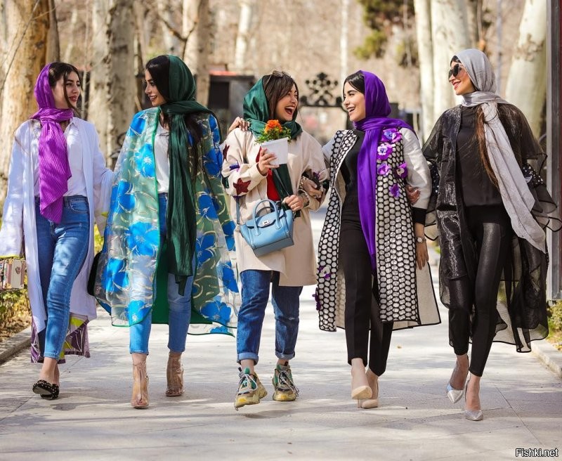 Да уже давно им разрешили не носить хиджаб! Осталось только требование прикрывать волосы. 
Кстати, и на Руси много столетий считалось неприличным для женщины ходить с непокрытой головой. Многие даже знают слово "опростоволоситься", которое означает  опозориться, остаться с непокрытой головой.
А в церковь в России до сих пор запрещен вход женщинам с непокрытой головой.
А это современные девушки в Иране.