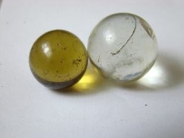 Два из них (белый сантиметра полтора в диаметре):