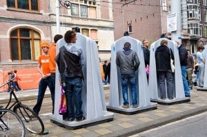 "Может ли лопнуть мочевой пузырь? Нет."
Ой не врите, блогеры начинающие! 20 лет назад в Бельгии, "западной" стране, удивили люди, которые справляли нужду везде - в кустах, на центральной улице, и где только хотят. На вопрос, местный обяснил про бывшего короля и эго малого сына, много лед назад.
 Офицальное событие, Король машет процесии, рядмо с ним - эго малый сын. Сын просится в туалет, король не дает - подождеш, сейчас процесия, не позорь меня. Процесия затянулась, у малого мочевой пузырь лопнул, и он скоро сконачался. Король в своем трауре, выдал указ - всему, кому надо справить малую нужду, пусть справляють, не ждут. И никто замечание не должен делать справляющим нужду людям.
 Годы прошли, традиция осталась. Даже вот такие уличные писоары сделали на площадях, что бы не пугать туристов. Но тут феминистки взбунтовались - "А нам то где ссать?". Но это уже другая интересная история.