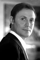 Мне кажется на пробах Атоса не Виталий, а Юрий Соломин -- у него родинка на щеке.

У Виталия ее нет