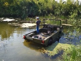 вот такая ) - Луаз 967, амфибия.. кстати до 1988г. выпускался