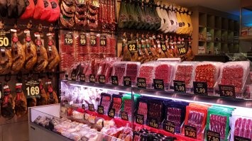 Как пример.
Состав 91% свиной лопатки  + остальные ингредиенты . Если в рублях то получается 550 рублей за 1 кг. Вполне подъёмная цена .Суда по тому,что кот её не просто ест,а ещё и клянчит - мясо там таки есть
Но и та, что 47% мяса по 290р за кило тоже съедобная . 
Да и я знаю людей, что и по сей день вздыхают по колбасе времён СССР, но вот как то эту ем и не могу сказать, что совсем плохая . Булка была и масло в СССР вкусные - так всё это и с колбаской самое то поедалось
Хамон классная тема, но вот на днях домашним украинским салом побаловали и тоже как бы вкуснота