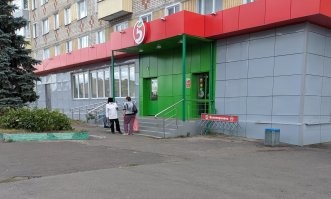 Случайно, почти год спустя, увидел Ваш комментарий. Вот фото того самого магазина с немного другого ракурса. Раньше в этом здании на первом этаже тоже был магазин и, как водится, с окнами-витринами. Частично окна заделали. Кстати, именно за этими окнами расположены полки с фруктами и овощами. Дело в том, что в этой истории придраться невозможно ни к какой мелочи, т.к. она, как это ни странно, реальная.