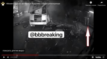 В смысле "не повернулась". А когда у вас за спиной раздается взрыв и в спину ударяет взрывная волна и летят осколки, вы сразу лицом поворачиваетесь?
На 0,12 видно как она тут же вернулась, подбежала к пареньку который выбежал, которого провожала и они ушли за палатку .