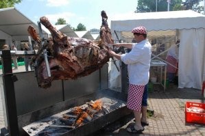 Спасенная корова напала на толпу людей в Египте