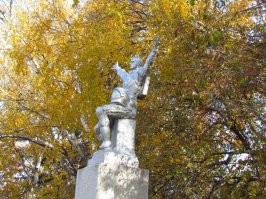 Вот так теперь выглядит Гагарин. Спасибо. А бюст нужно вернуть на место. По совести, так будет правильно.