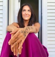 Художница создает потрясающие рисунки тушью, используя свои бедра как холст