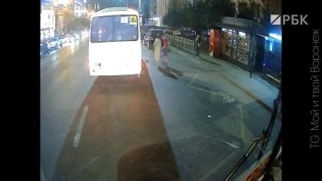 На первом стопкадре пакет еще у женщины, на втором у парня.