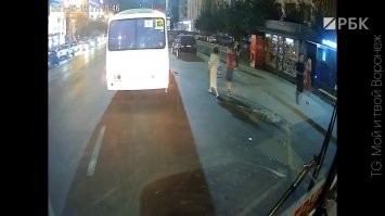 На первом стопкадре пакет еще у женщины, на втором у парня.