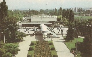 В Симферополе стоял перед кинотеатром "Космос" в нем был зал игровых автоматов. любимое место.
В 2000 году хохлами распилен на лом.