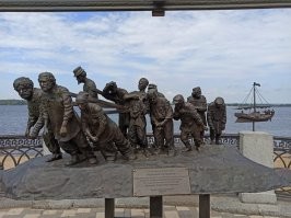 Пару недель назад был в Самаре. Там эту картину на набережной увековечили в бронзе.