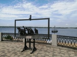 Пару недель назад был в Самаре. Там эту картину на набережной увековечили в бронзе.