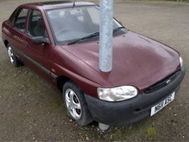 Очень хреново сделали подделку. Судя по расположению трубы сверху - мы бы снизу её при данном положении кадра не увидели бы. Снизу бы эта труба проходила бы далеко сзади колеса.