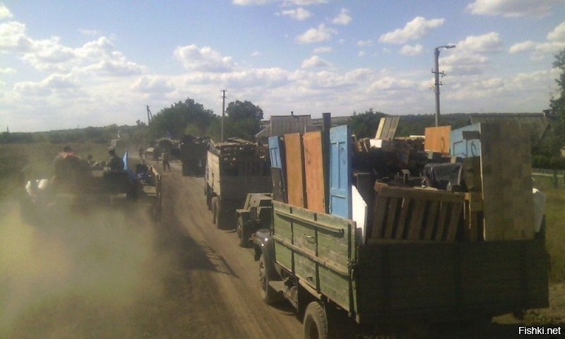 Дополню, как "воены света" спасали от "сепаров" домашний скарб, выдирая из бпюрошеных домов двери, розетки, забирая всё, вплоть до обмылков и ношенного женского белья: