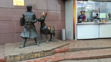 У ТЦ Трамплин всегда беру шаурму именно в этой палатке, что там на вывеске не помню а между собой мы ее называем "у осла"   

П.С. Памятник этот конечно не ослу поставлен а Хадже Насреддину, но это слишком сложно произносить