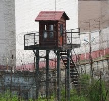 Это типо попутно объясняет, что незачем лететь к звёздам - помрём от "хиральности".  На самом деле Луна это будка охраны.