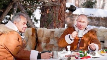 У нас сразу же под палаткой, специалисты ФСБ вроют подземный комплекс с аквадискотеками, джакузи и бильярдными, чтоб чиновник и его жена не  чувствовали себя стеснёнными.. А по телеку да, будут показывать как ответстенное лицо, лезет с пожитками ночевать в задрипанную палатку, и дальше в стиле - народ, я страдаю вместе с тобой :)