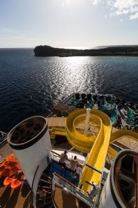 Отдыхал на таком же Carnival'е, но у нас тогда только водные аттракционы были: