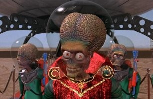 А что мешает пришельцам , далеко не тупым , если смогли долететь до этой богом забытой планетки , использовать средства защиты от нашей атмосферы , людей , вирусов , бактерий и других неведомых зверюшек в виде тех же скафандров ? Земные космонавты ведь их используют в открытом космосе , вроде никто не умер.