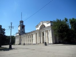 Да, был там с сыном. Но можно было бы написать про историю этой ротонды. Существует легенда, будто сам Сталин должен был прибыть в эти места  (возможно даже в нее) для созерцания наполнения водой Цимлянского водохранилища. но умер......  Архитектура - сталинский ампир. А так, пост очень скудный(((((((( держите в помощь.