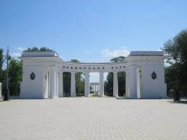 Да, был там с сыном. Но можно было бы написать про историю этой ротонды. Существует легенда, будто сам Сталин должен был прибыть в эти места  (возможно даже в нее) для созерцания наполнения водой Цимлянского водохранилища. но умер......  Архитектура - сталинский ампир. А так, пост очень скудный(((((((( держите в помощь.