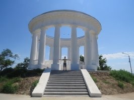 Да, был там с сыном. Но можно было бы написать про историю этой ротонды. Существует легенда, будто сам Сталин должен был прибыть в эти места  (возможно даже в нее) для созерцания наполнения водой Цимлянского водохранилища. но умер......  Архитектура - сталинский ампир. А так, пост очень скудный(((((((( держите в помощь.