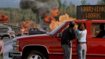 Авария дня. Упавшее с лесовоза бревно спровоцировало ДТП