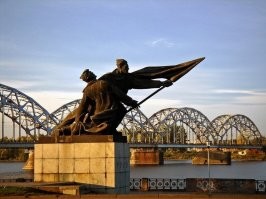 Я мимо этого "шедевра" каждый день дважды проезжаю Особо забавляет то, что установлено "это" в десяти метрах от памятника революционерам 1905 года. Мощный, сильный памятник Латвийской ССР и блевотный бред "гордой и независимой шпротии"