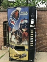 дарт вейдер в детстве пил пепси?
серьёзно? хреновая реклама.

а, не - переходи на тёмную сторону! у нас есть пепси! так норм!