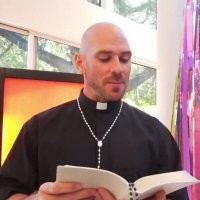 А вот пастор читает молебен