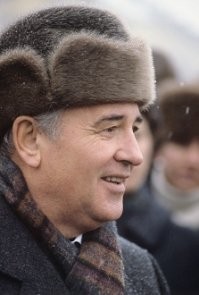 А как же без этого? Помню, за один год вся Казань переобулась в эти "пирожки".