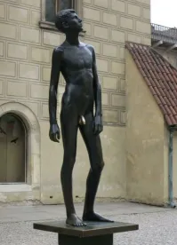 Это Прага. И Существует поверье, что если незамужняя девушка/женщина потрет ему писюн, то в течении года выйдет замуж, либо очень сильно приблизится к этому. Моя ( тогда еще девушка ) сделала это, и на следующий год я сделал ей предложение . . .