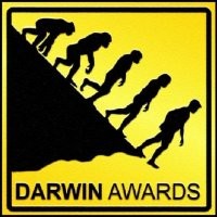 Премию Дарвина этому парню.....